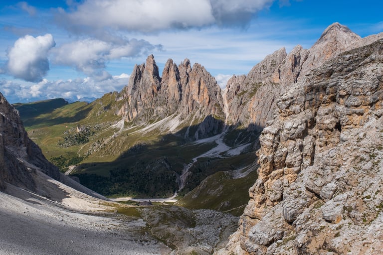 Vista laterale sul Gruppo dolomitico delle Puez - Odle e Seceda