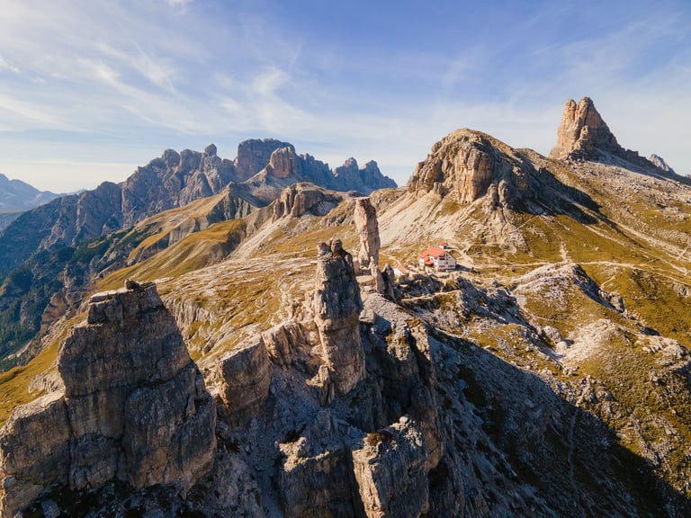 Scatto aereo al tramonto sul Rifugio Locatelli e alcune vette dolomitiche