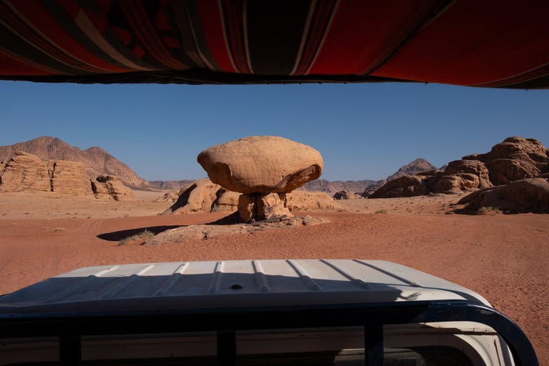 Conformazione rocciosa dalla forma a fungo nel deserto del Wadi Rum