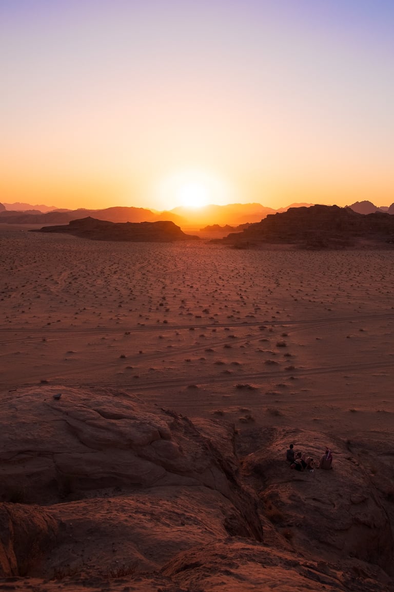 Tramonto sul deserto del Wadi Rum visto da sopra una montagna rocciosa
