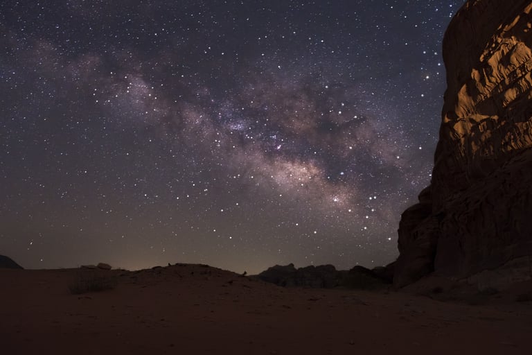 Via Lattea sopra l'arido e roccioso deserto giordano del Wadi Rum
