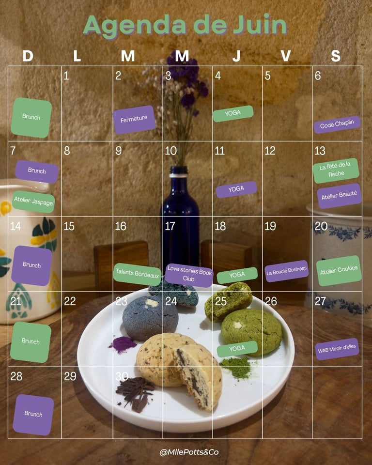 Calendrier de juin de Mlle Potts & Co, sur fond de photo avec une assiette de cookies colorés.