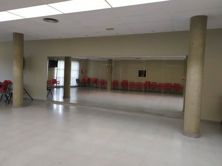 Espejos de gran formato para gimnasios y locales comerciales en Valencia - Cristalería Ramsal.