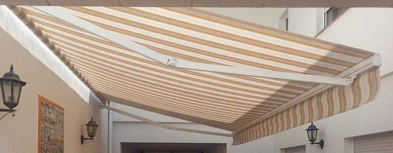 Venta e instalación de toldos, persianas y sistemas de protección solar para exteriores.