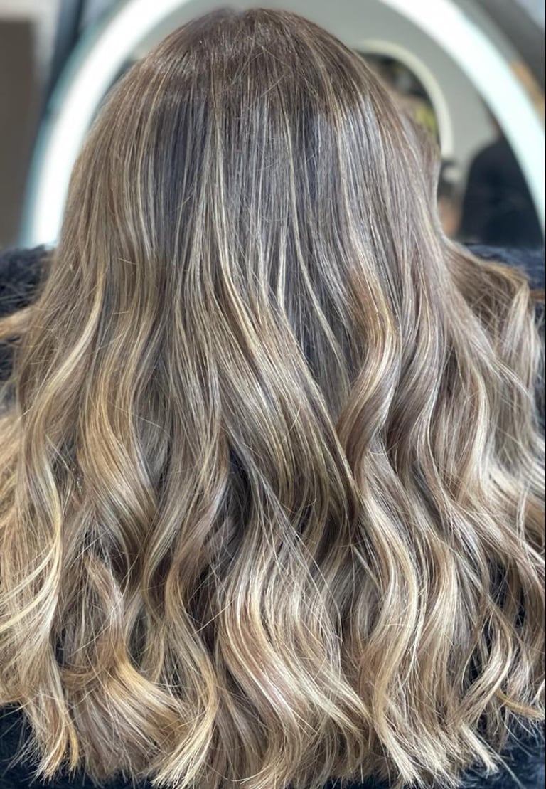 Peinado con ondas suaves después de tratamiento hidratante en Griñón 