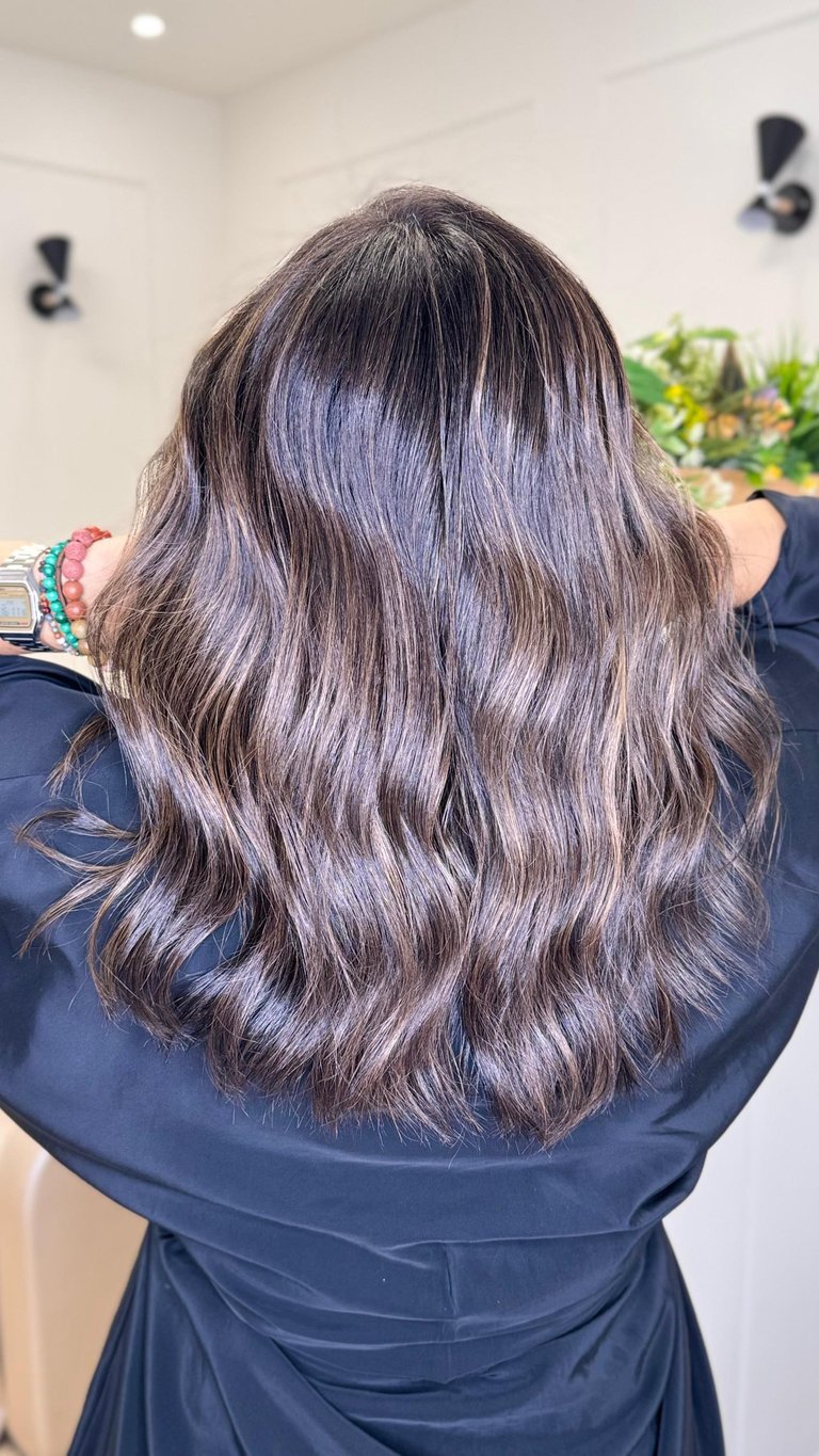 Técnica de balayage en cabello castaño con acabado natural