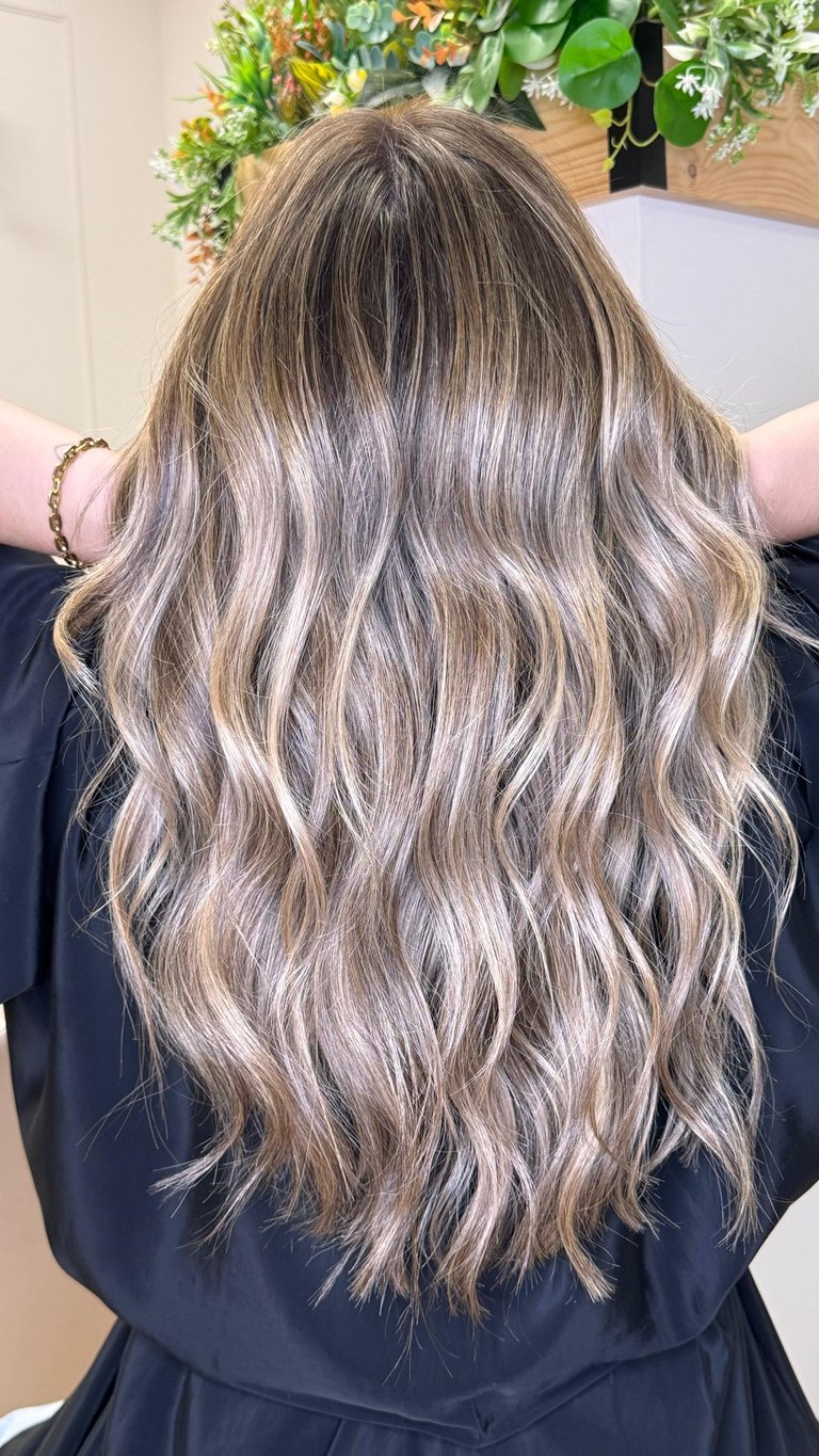 Aplicación de tinte vegano en salón profesional