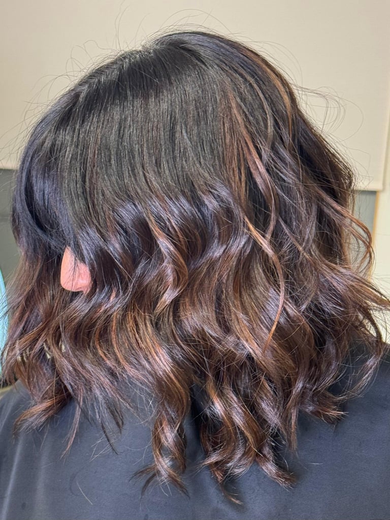 Tratamiento de coloración orgánica aplicado por estilista profesional