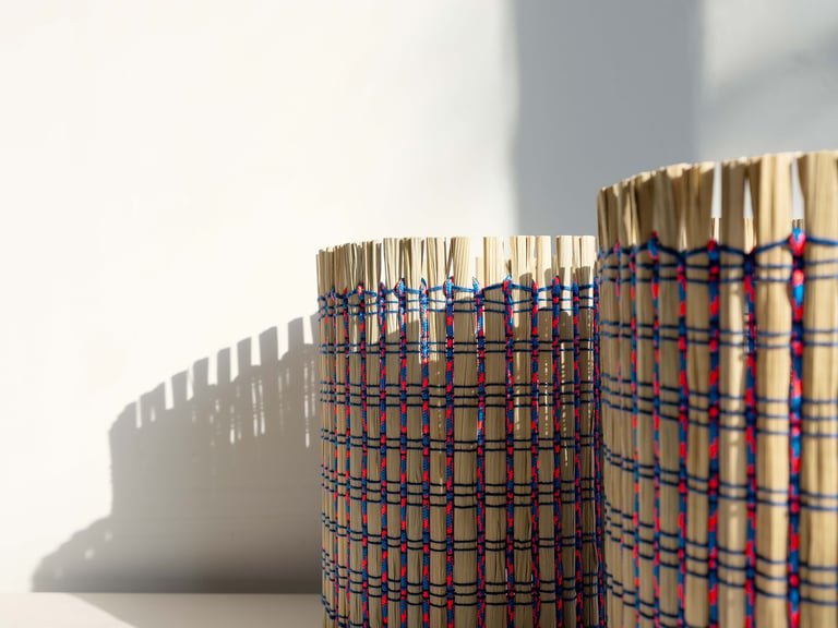 Abats-jour/lampes, tissées à la main, en feuille de canne de Provence, fils de coton, nylon et cordes.