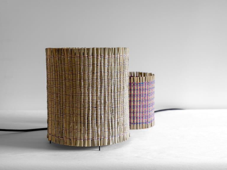 Abats-jour/lampes, tissées à la main, en feuille de canne de Provence, fils de coton, nylon et cordes.