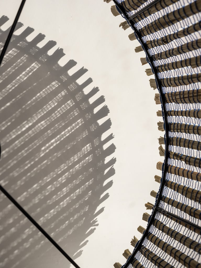 Abats-jour/lampes, tissées à la main, en feuille de canne de Provence, fils de coton, nylon et cordes.
