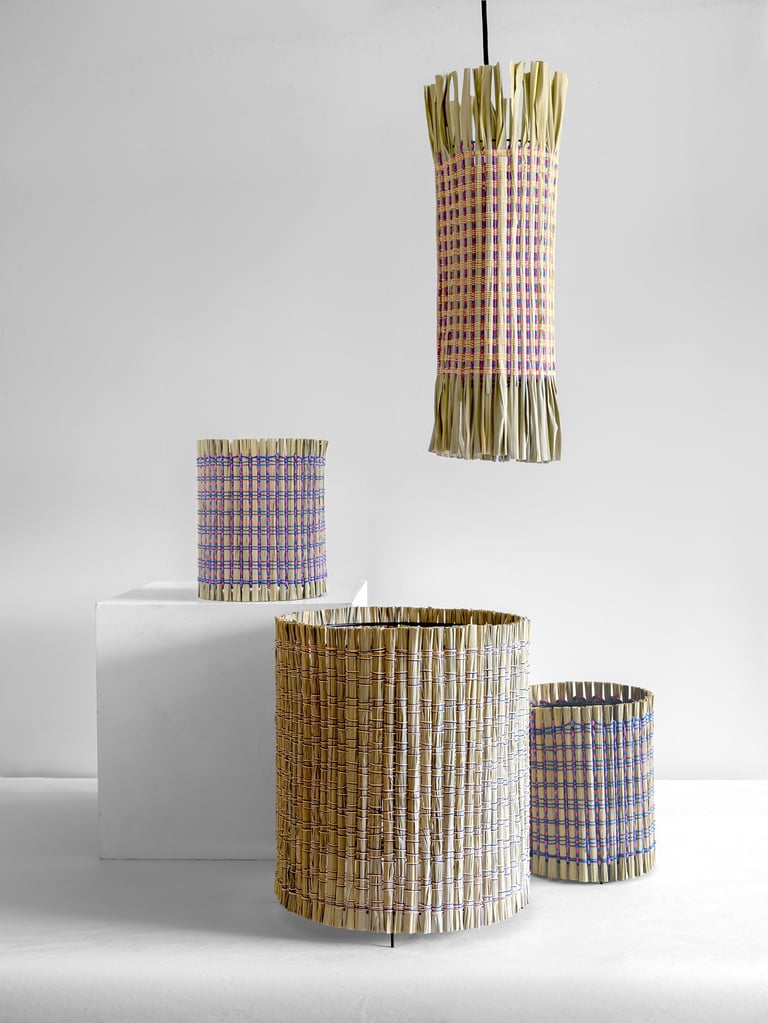 Abats-jour/lampes, tissées à la main, en feuille de canne de Provence, fils de coton, nylon et cordes.