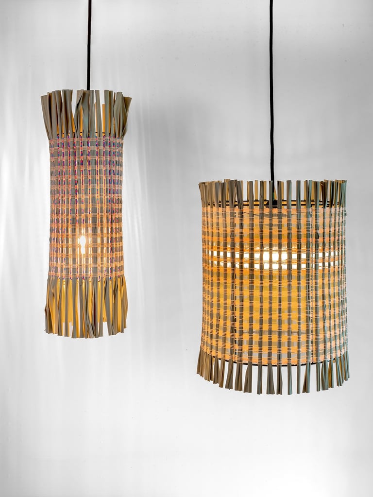 Abats-jour/lampes, tissées à la main, en feuille de canne de Provence, fils de coton, nylon et cordes.
