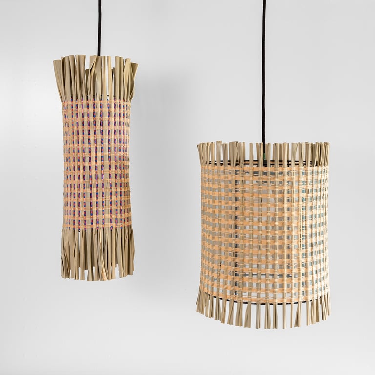 Abats-jour/lampes, tissées à la main, en feuille de canne de Provence, fils de coton et nylon.
