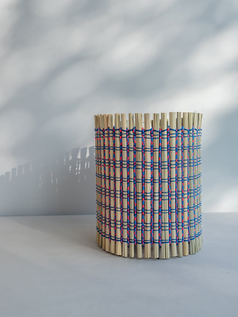 Abats-jour/lampes, tissées à la main, en feuille de canne de Provence, fils de coton, nylon et cordes.