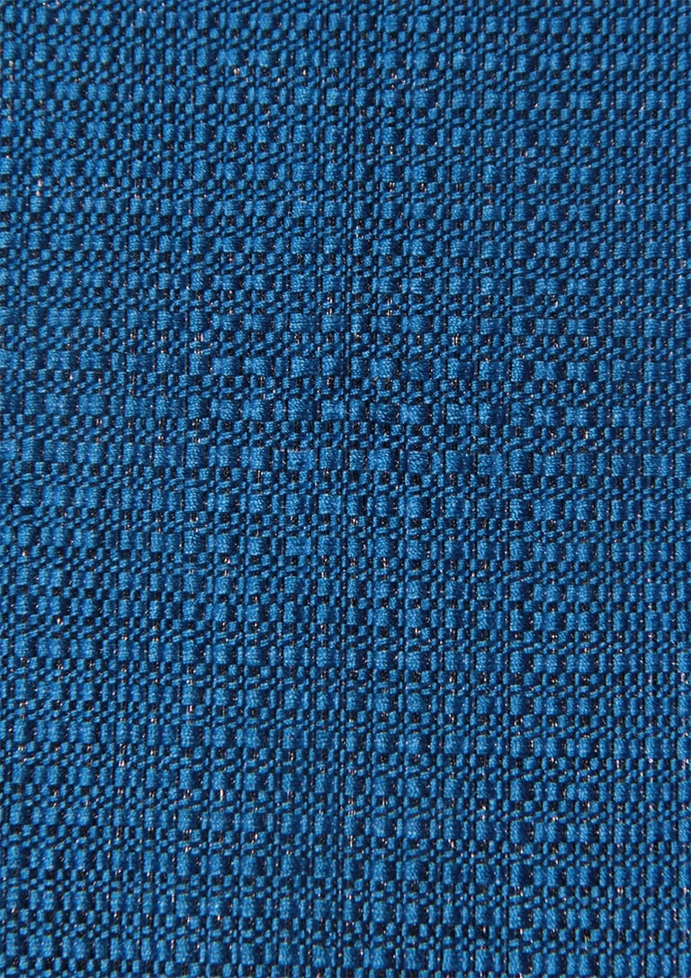 Tissage à la main de fibres plastiques récupérées et upcyclées.