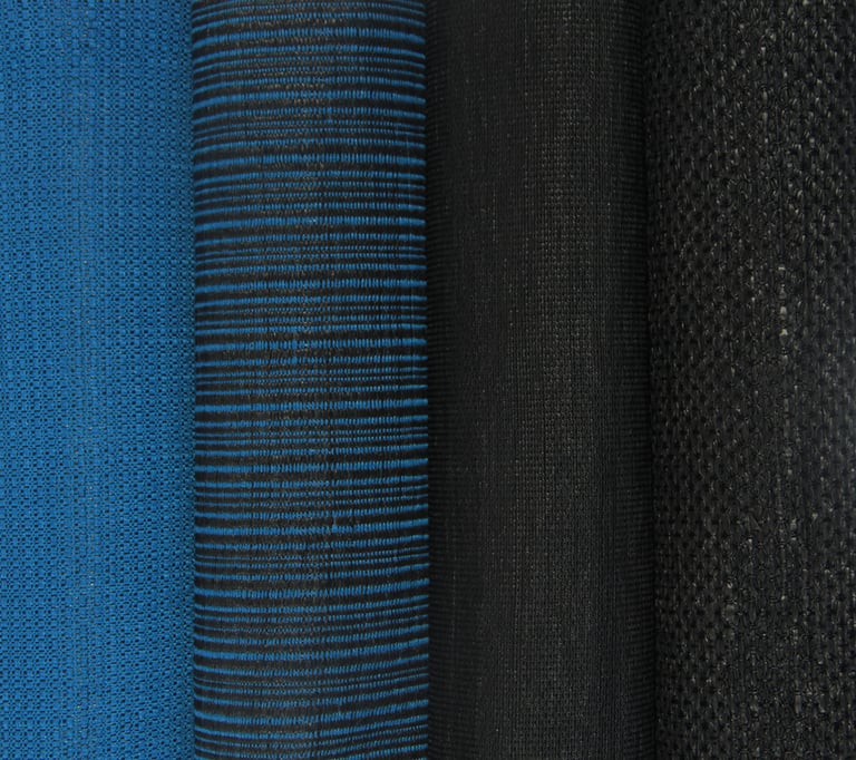 Tissage à la main de fibres plastiques récupérées et upcyclées.