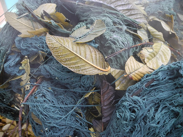 Teinture végétale de fils de coton.