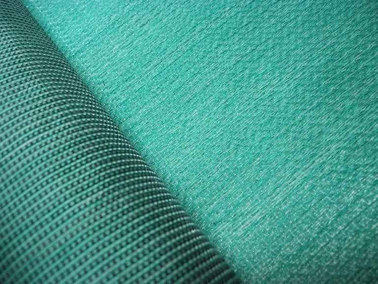 Tissage à la main de fibres plastiques récupérées et upcyclées.