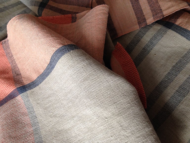 Textiles tissés à la main sur métier à cadres.