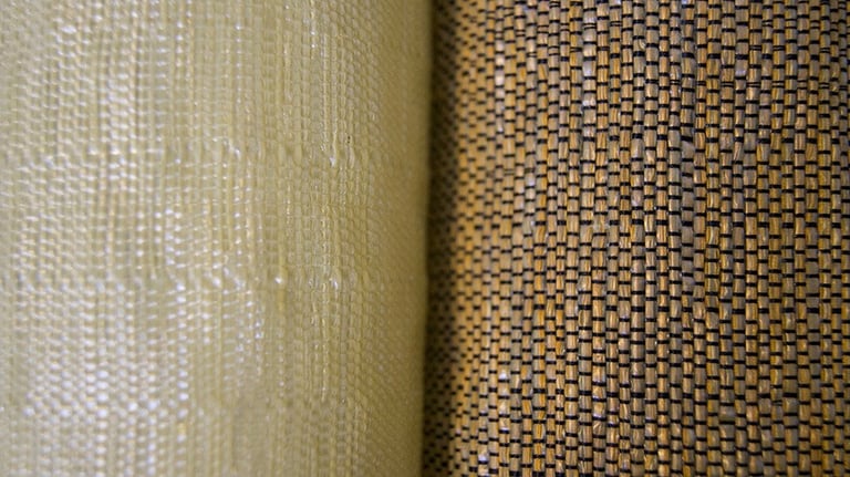 Tissage à la main de fibres plastiques récupérées et upcyclées.