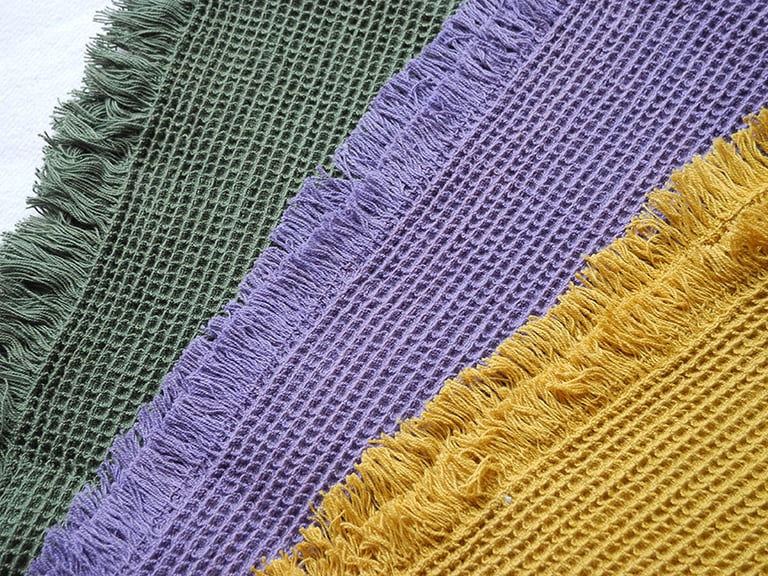Écharpe tissée à la main, tissu nids d'abeille en coton et teinture végétale.