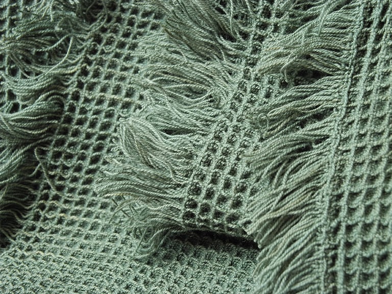 Écharpe tissée à la main, tissu nids d'abeille en coton et teinture végétale.