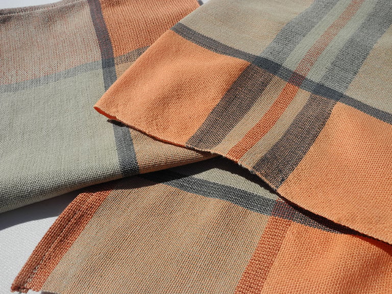 Textiles tissés à la main, motifs rayés.