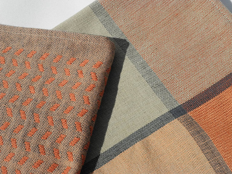Textiles à rayures et motifs géométriques tissés à la main.