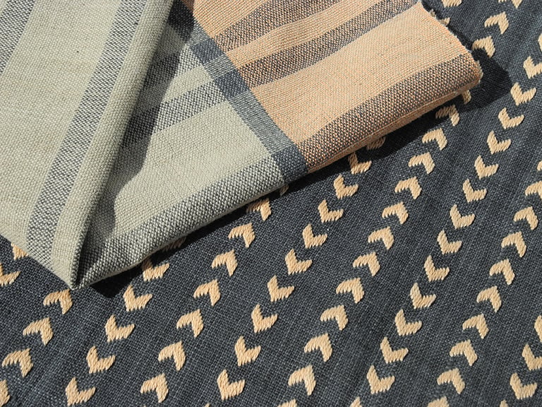 Échantillons textiles tissés à la main sur métier à cadre. Tissus aux motifs géométriques et rayures. Fils de coton.