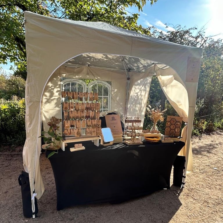 Ein Marktstand mit Ohrringen und Armbändern