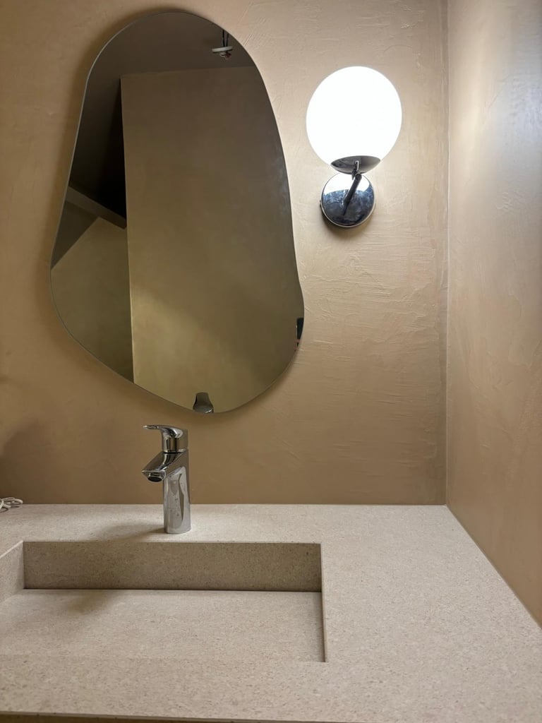 Installatie van moderne lavabo met kraan en spiegel in badkamer in Leuven
