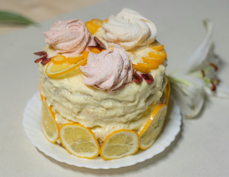 Pastel casero de limón en capas, decorado con rodajas frescas de cítricos y remolinos de merengue ro