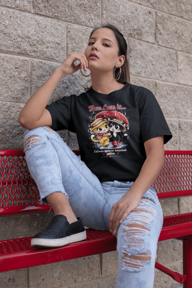 Oversized em 100% algodão com estampa frontal True Love is...