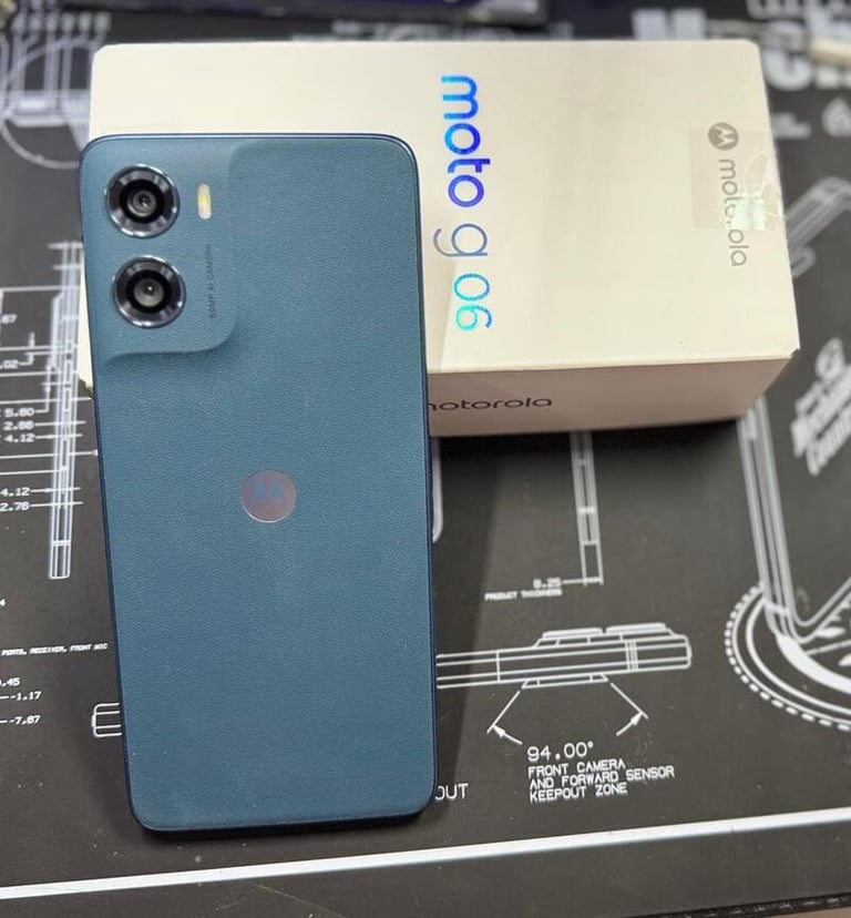 Celular Moto G06 nuevo recragado junto a su caja de empaque