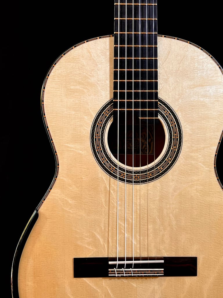 Nahaufnahme einer Gitarre mit Fichendecke (Barlow-Spruce), Armauflage, kunstvolle Rosette