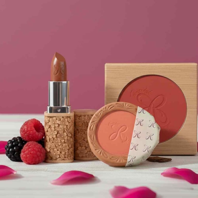 Kit de cosmética natural Raiza que incluye labial nude tallado, rubor color durazno y sombra rojiza en envases ecológicos