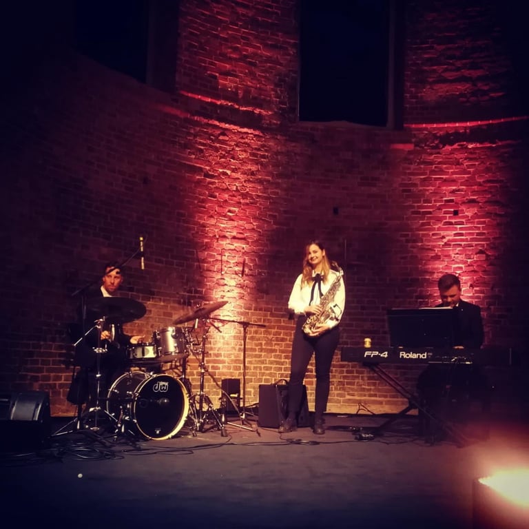 Animação musical saxofone para casamento na praia em Cascais