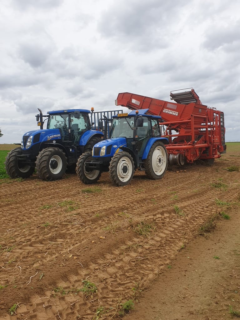Tractor werkt op het land bij Hoeve Dinjens in Maastricht, bezig met het planten en verzorgen van gewassen