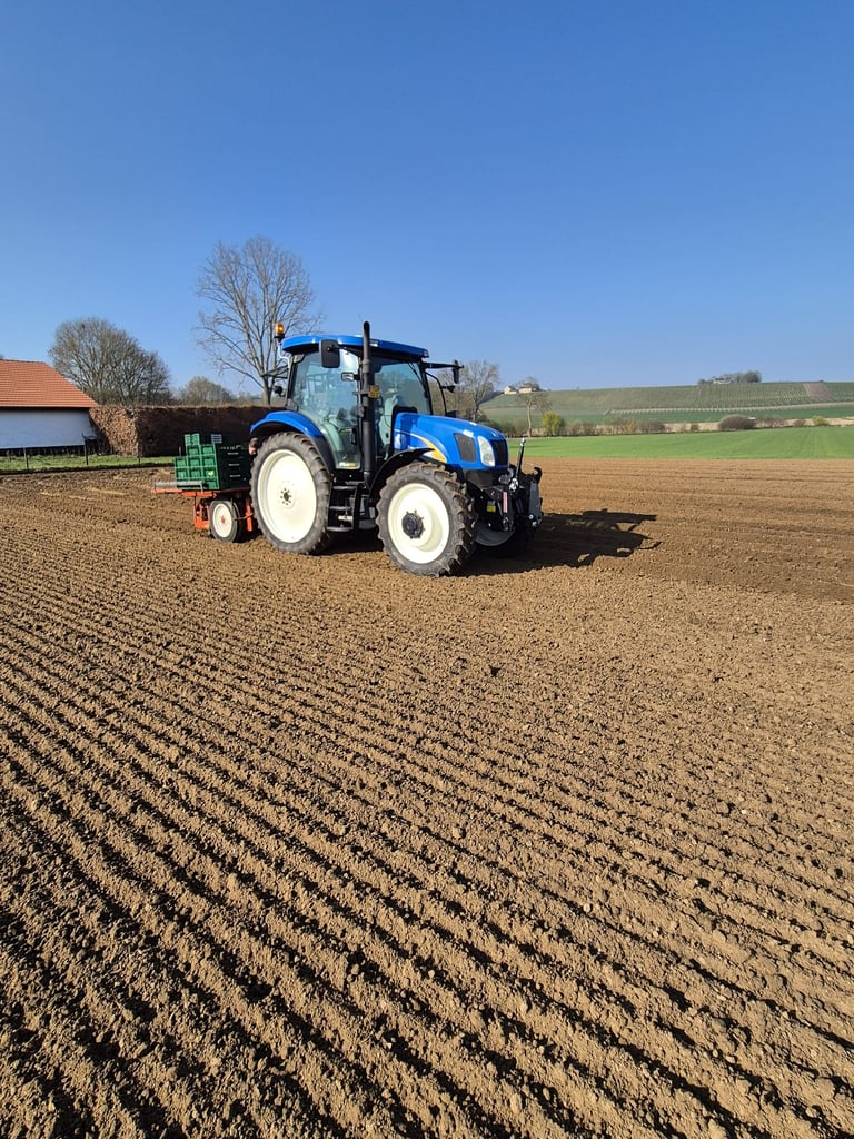 Tractor bewerkt het land bij Hoeve Dinjens in Maastricht tijdens het planten van gewassen.