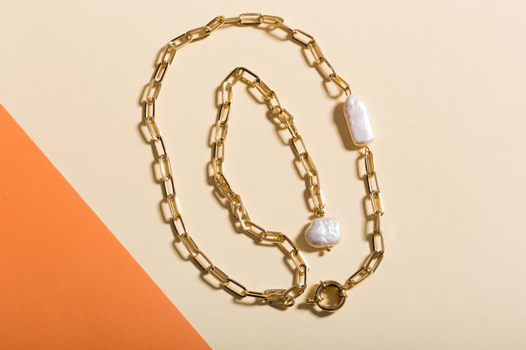 Cuarzo blanco con cadena dorada