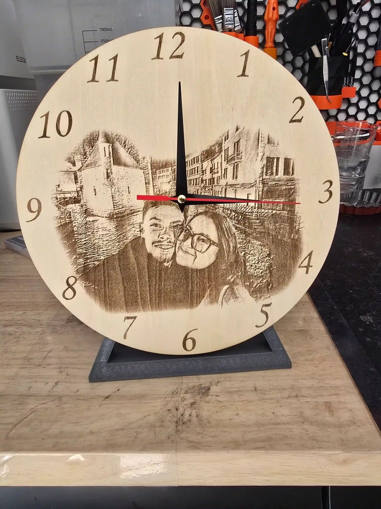 horloge en bois gravé d'un portrait d'un couple