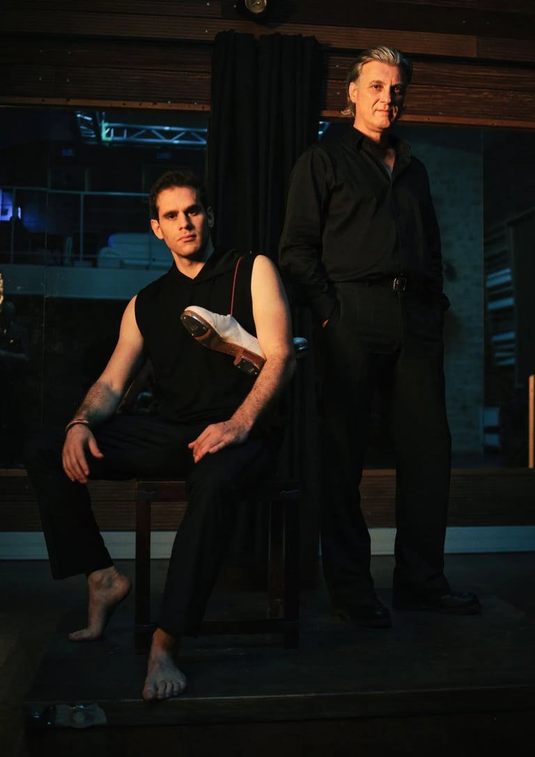 Aurélien Lehmann, claquettes à l'épaule, aux côtés de Franck Monbaylet, pianiste et compositeur. Affiche du spectacle