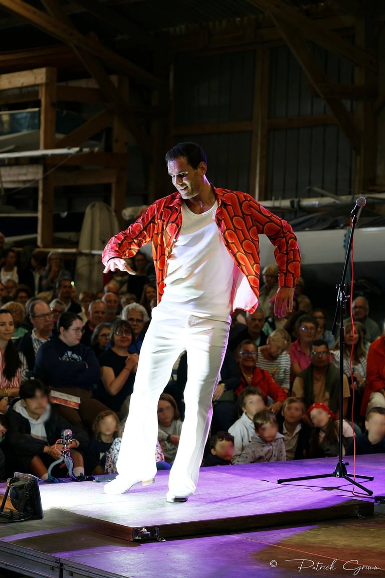 Le danseur de claquettes Aurélien Lehmann dans le spectacle Rhythm on Fire à Carantec