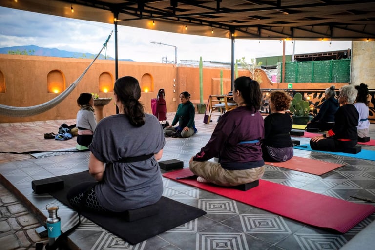 Grupo de mujeres en una clase de yoga en Hotel Niyana Oaxaca de Juárez
