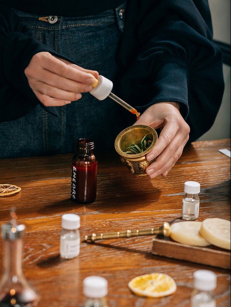 Una persona gotea un aceite esencial para terapia holística en Oaxaca de Juárez