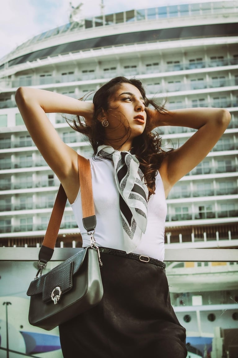 Jeune fille qui porte un sac Hermès sur son épaule