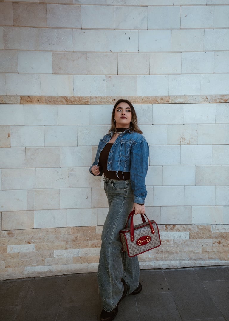 Jeune fille qui porte un sac Gucci dans sa main