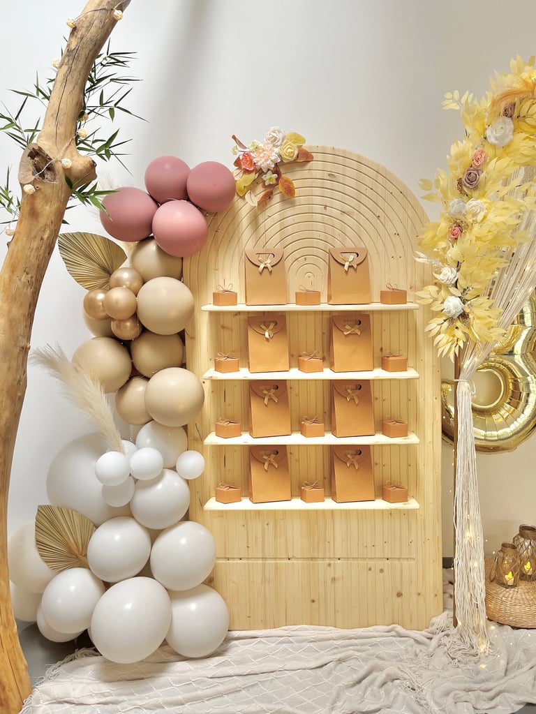 Présentoir en bois, back drop avec étagères, cadeaux pour les invités. Décoration évènementielle