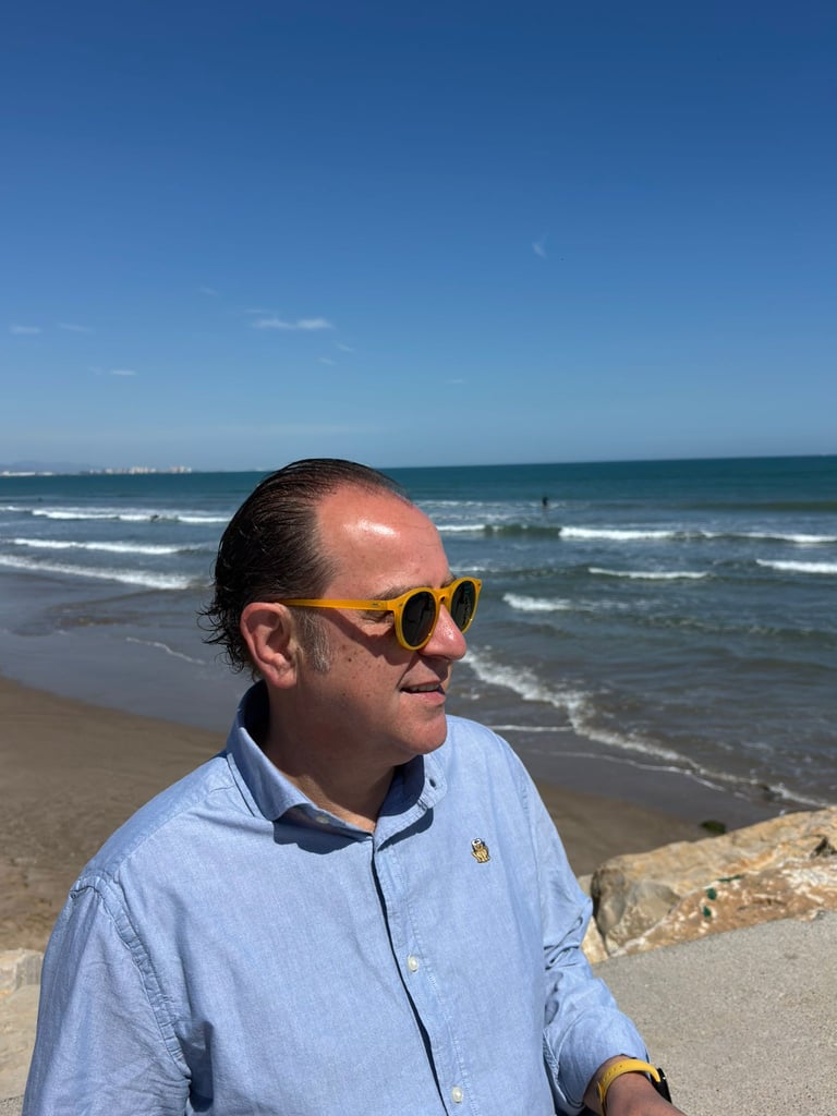 Gaspar González contemplando el mar desde la experiencia vivida